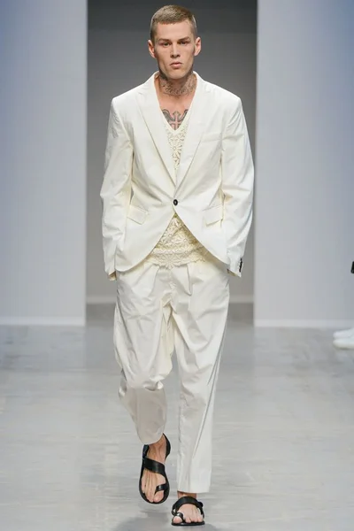 Look 32